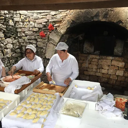 Nenette Локоротондо